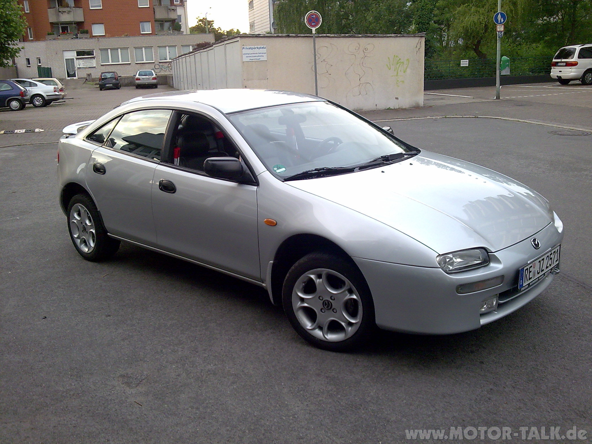 Mazda 323 F: 2 фото