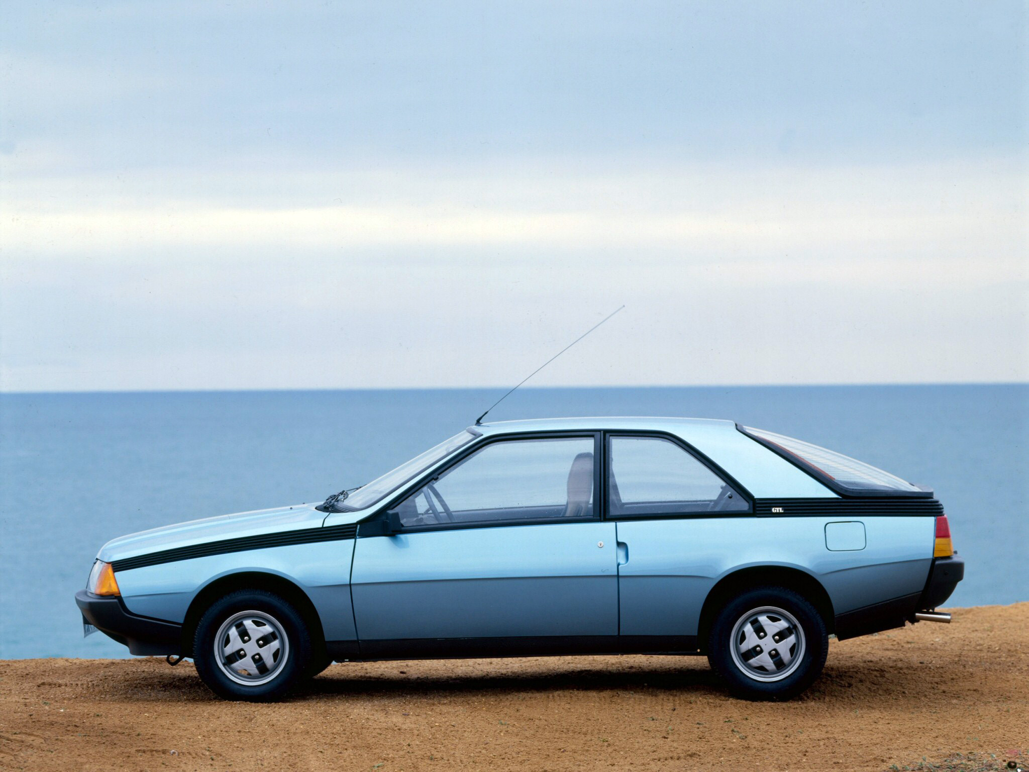 Renault Fuego: 7 фото