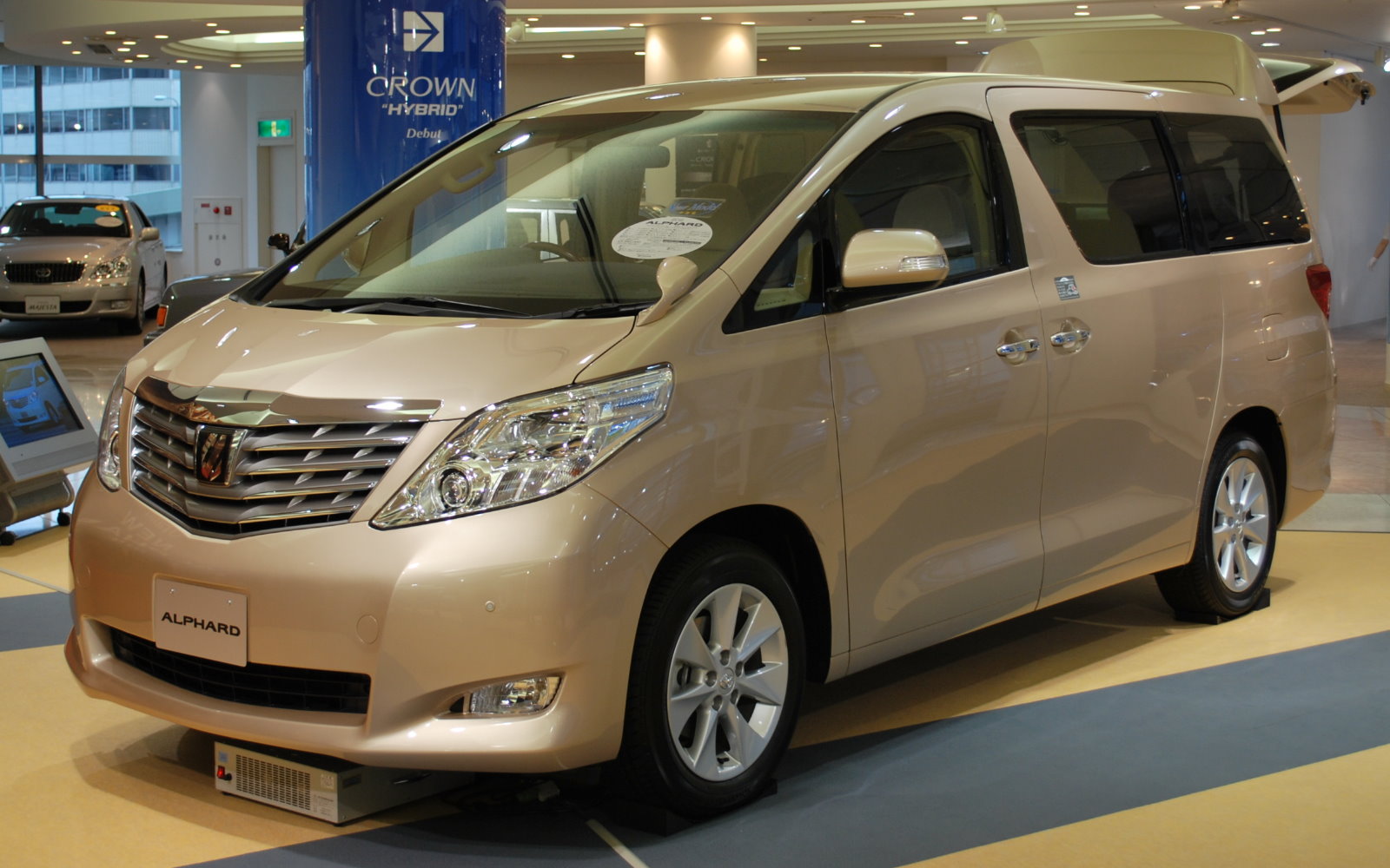 Toyota Alphard: 9 фото