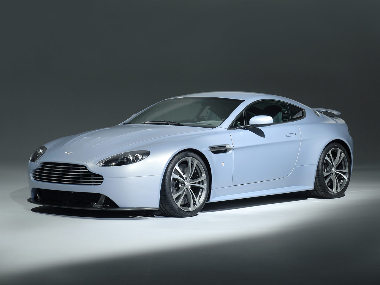 Aston Martin V12 Vantage: 8 фото