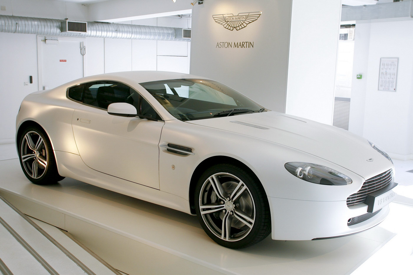 Aston Martin V8 Vantage: 10 фото