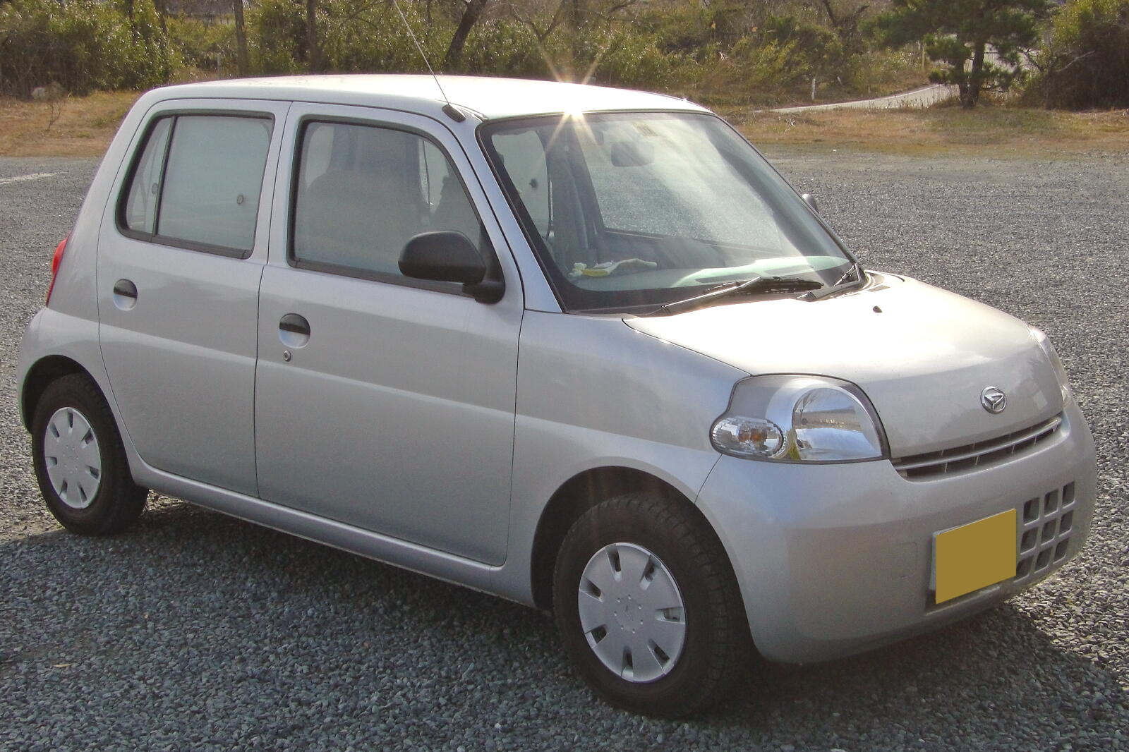 Daihatsu Esse: 10 фото