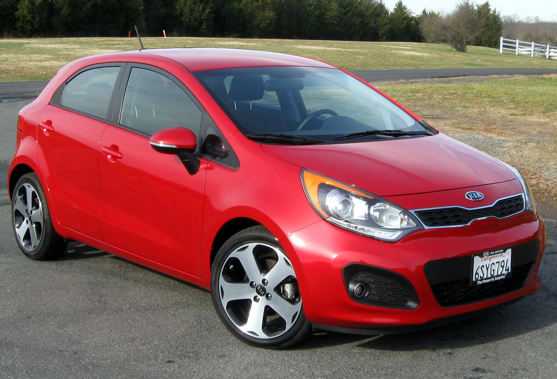 Kia Rio Hatchback: 9 фото