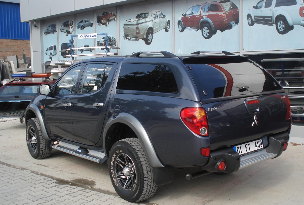 Mitsubishi L200: 12 фото