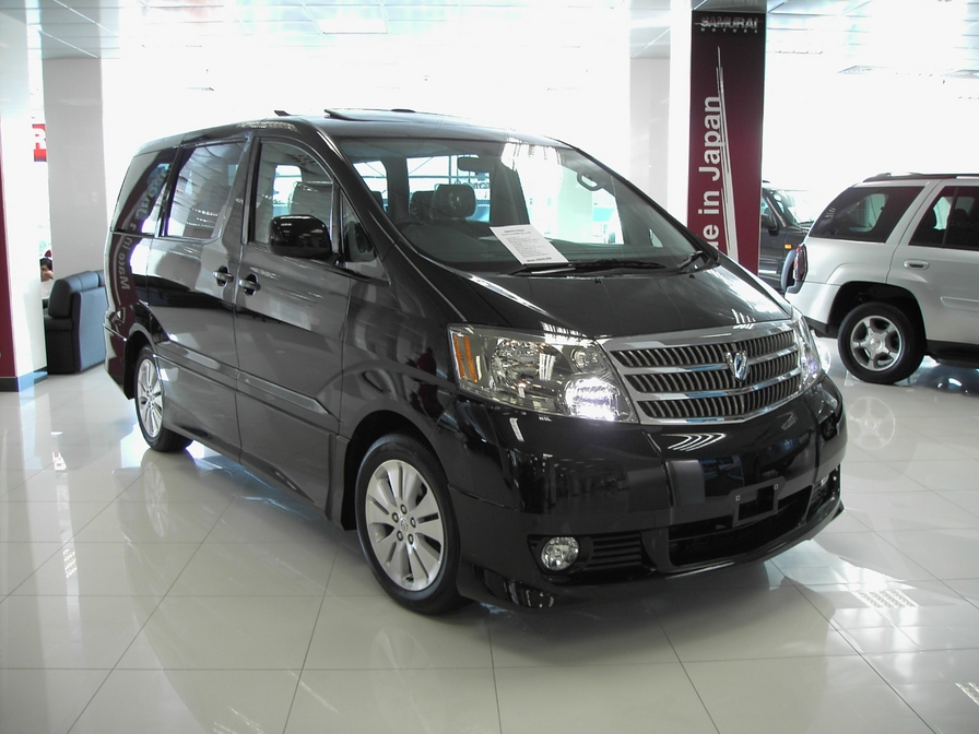 Toyota Alphard: 4 фото